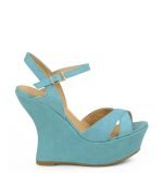 Niebieskie sandałki na koturnie - bokiem