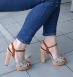 Sandałki srebrne brązowe na słupku - bokiem