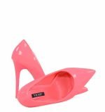 Neonowe różowe lakierowane szpilki na wysokim obcasie - z przodu
