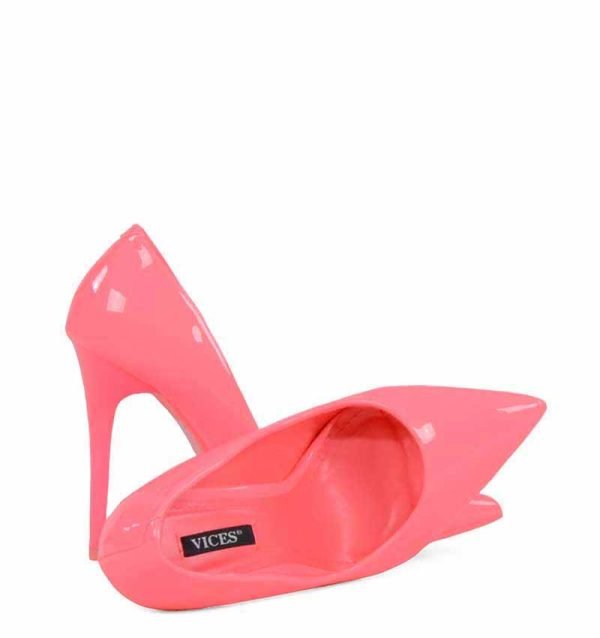 Neonowe różowe lakierowane szpilki na wysokim obcasie - z przodu