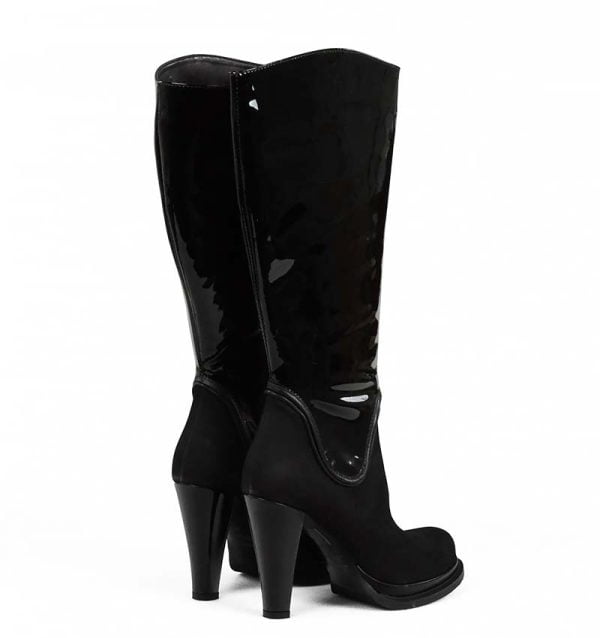 Skórzane, czarne kozaki na słupku - po skosie