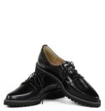 Czarne półbuty damskie na płaskim obcasie - z przodu