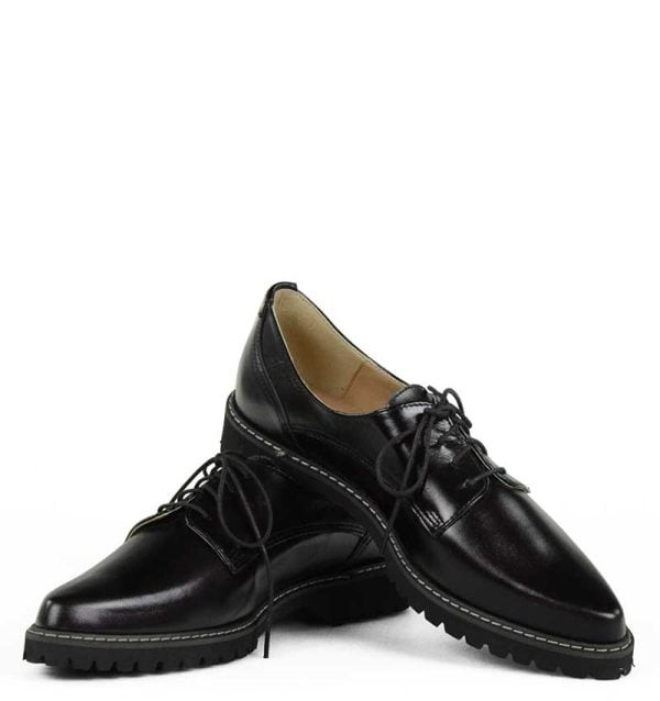 Czarne półbuty damskie na płaskim obcasie - z przodu