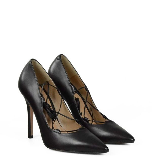 Czarne szpilki z ozdobnymi rzemykami - po skosie