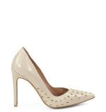 Anahit Gassu Beżowe czółenka na szpilce. Profilowanie, szpic oraz wysoka, cienka szpilka ładnie wysmuklają nogę. Ozdobione złotymi ćwiekami nabierają wyjątkowego charakteru. Beżowe szpilki