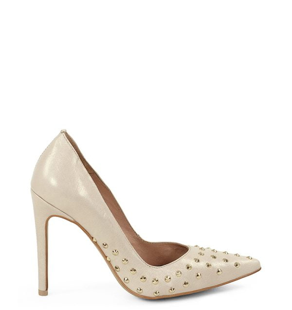 Anahit Gassu Beżowe czółenka na szpilce. Profilowanie, szpic oraz wysoka, cienka szpilka ładnie wysmuklają nogę. Ozdobione złotymi ćwiekami nabierają wyjątkowego charakteru. Beżowe szpilki