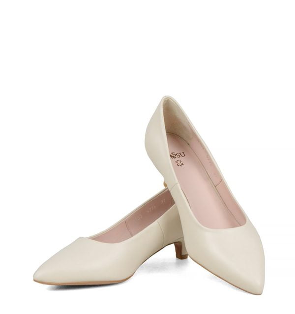 JESSICA - Jasno beżowe czółenka na niskim obcasie - z przodu