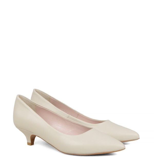 JESSICA - Jasno beżowe czółenka na niskim obcasie - po skosie