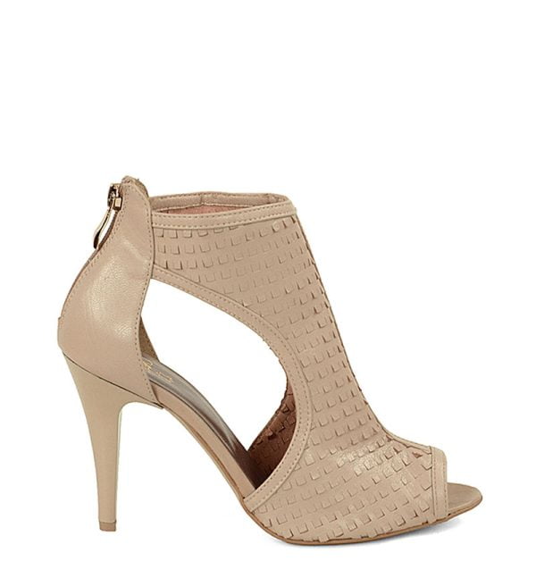 ANIO od GASSU. Beżowe botki letnie wykonane z naturalnej skóry licowej, perforowanej  z odkrytym palcem i wycięciem po bokach.