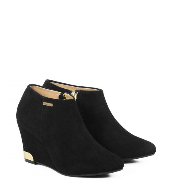 Botki Antonia - czarne zamszowe na koturnie z elementami złotymi