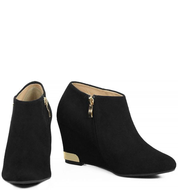 Botki Antonia - czarne zamszowe na koturnie z elementami złotymi