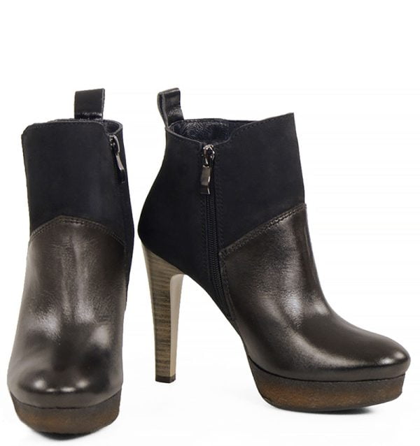 Botki CARLA w kolorze czarno-brązowym - z przodu