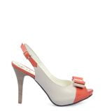 Beżowe czółenka z odkrytą piętą i pomarańczową kokardką.