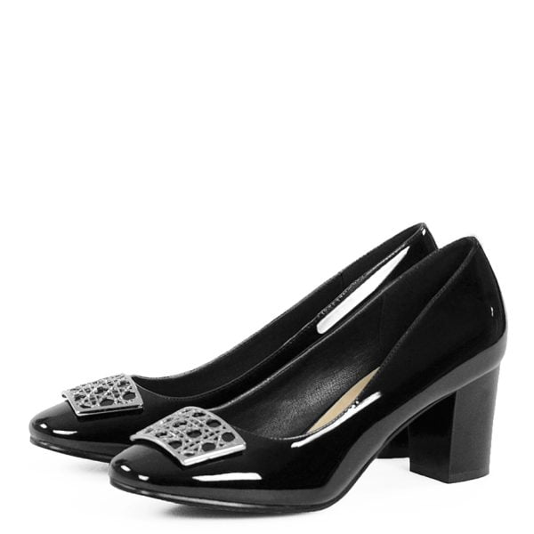 czarne czółenka na słupku z lakierowanej eko-skóry. Ozdobione srebrną klamerką.