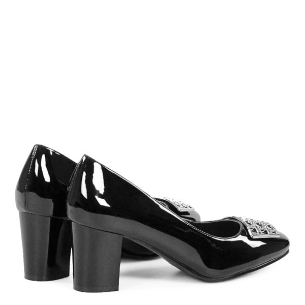 czarne czółenka na słupku z lakierowanej eko-skóry. Ozdobione srebrną klamerką.