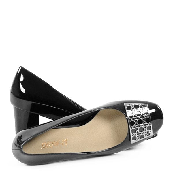 czarne czółenka na słupku z lakierowanej eko-skóry. Ozdobione srebrną klamerką.