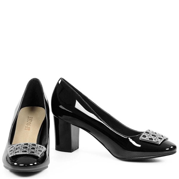 czarne czółenka na słupku z lakierowanej eko-skóry. Ozdobione srebrną klamerką.