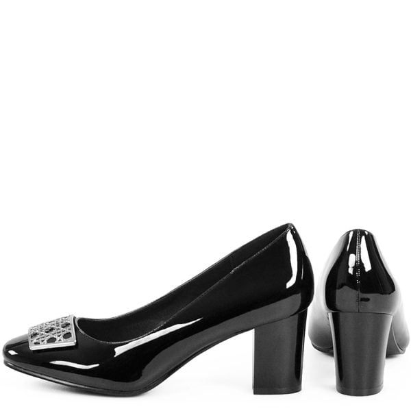 czarne czółenka na słupku z lakierowanej eko-skóry. Ozdobione srebrną klamerką.