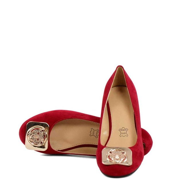 Bordowe zamszowe czółenka na obcasie z klamerką - z przodu