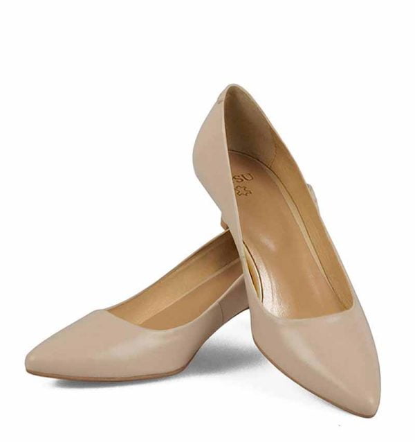 Beżowe czółenka na kaczuszce - z przodu