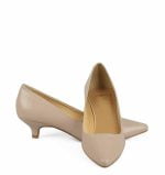 Beżowe czółenka na kaczuszce - z przodu