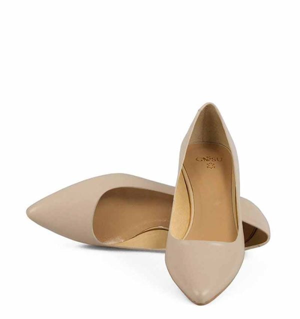 Beżowe czółenka na kaczuszce - z przodu