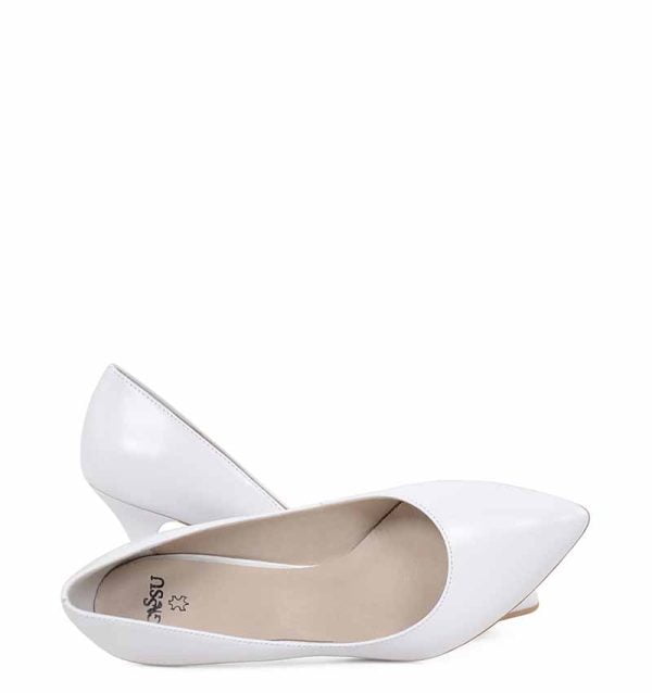 NAHIA -Białe szpilki z półmatowej skóry licowej - z przodu