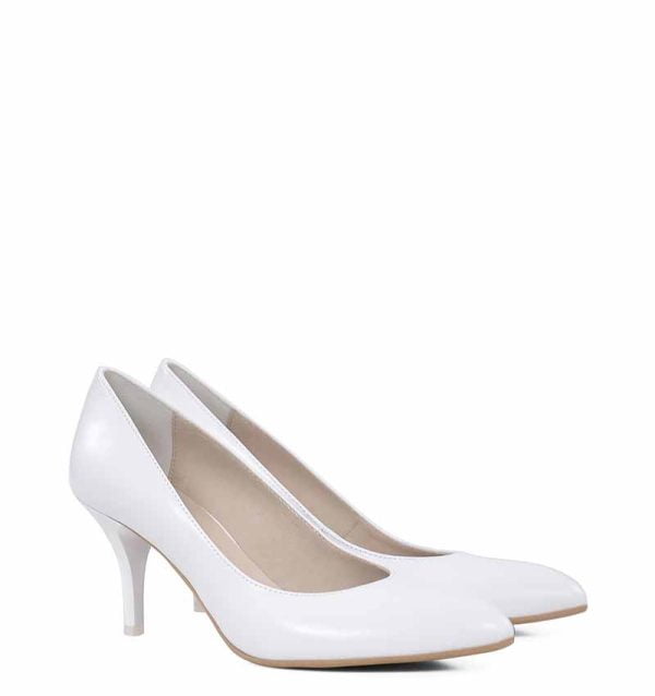 NAHIA -Białe szpilki z półmatowej skóry licowej - po skosie
