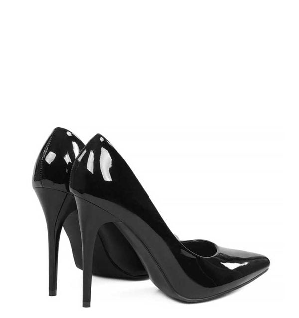 Lakierowane, czarne czółenka damskie - po skosie