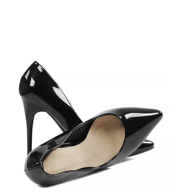 Lakierowane, czarne czółenka damskie - z przodu