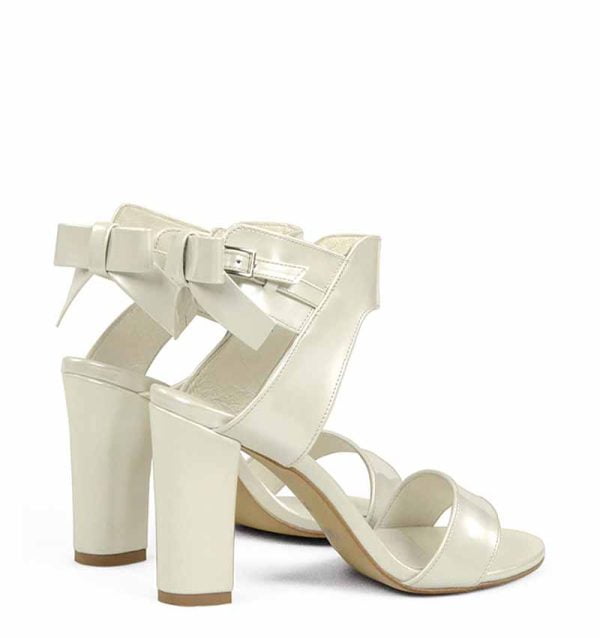 MONIC - Wyjątkowe ecru sandałki na delikatnym słupku - po skosie