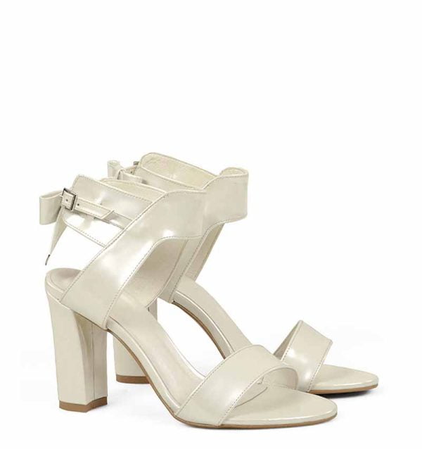 MONIC - Wyjątkowe ecru sandałki na delikatnym słupku - po skosie