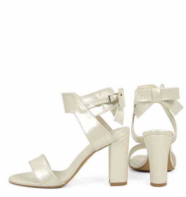 MONIC - Wyjątkowe ecru sandałki na delikatnym słupku - z tyłu