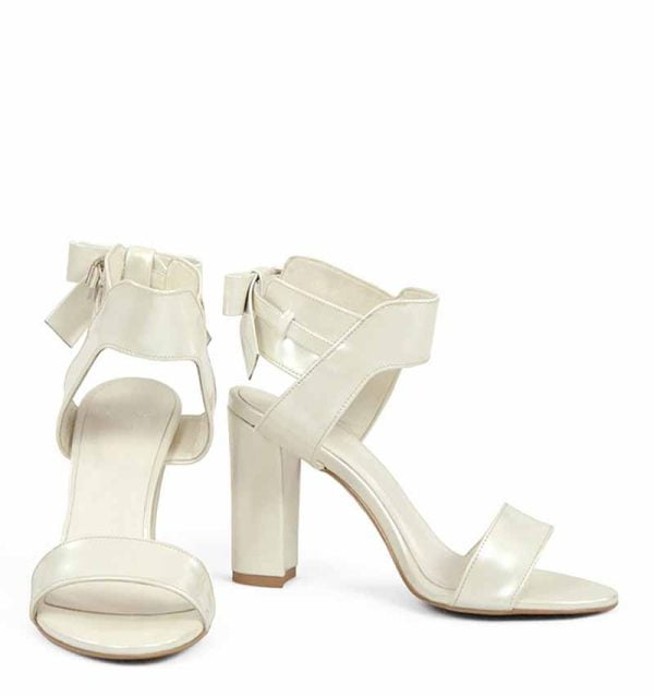 MONIC - Wyjątkowe ecru sandałki na delikatnym słupku - z przodu