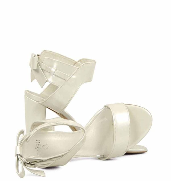 MONIC - Wyjątkowe ecru sandałki na delikatnym słupku - z przodu