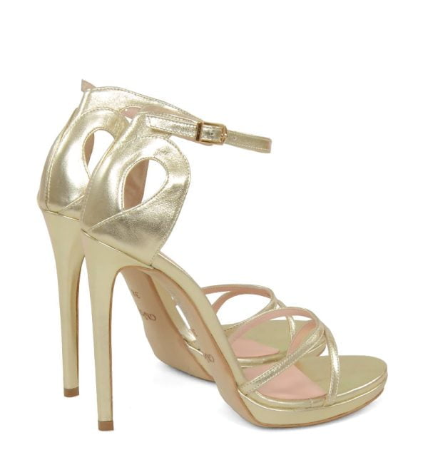 KIM - Złote sandałki na szpilce z niedużą platformą - po skosie