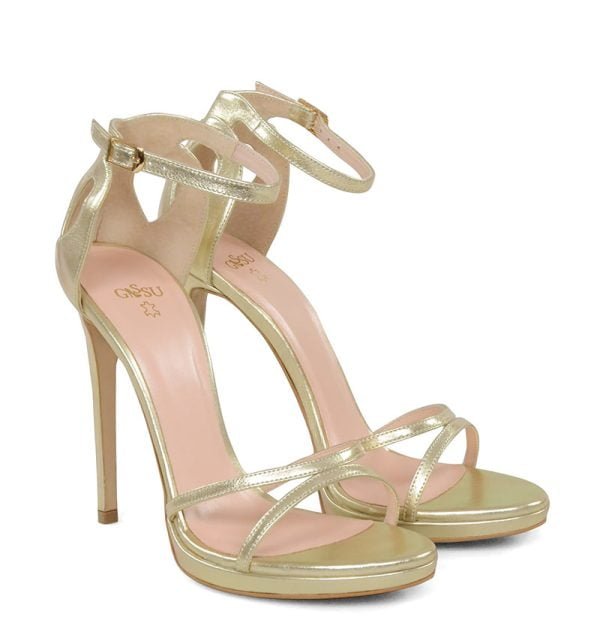 KIM - Złote sandałki na szpilce z niedużą platformą - po skosie