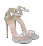 KIM - Srebrne sandałki na szpilce z niedużą platformą - po skosie