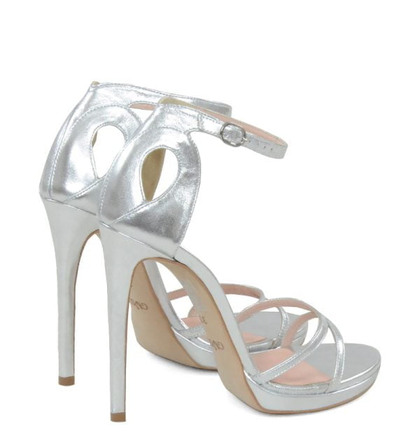 KIM - Srebrne sandałki na szpilce z niedużą platformą - po skosie