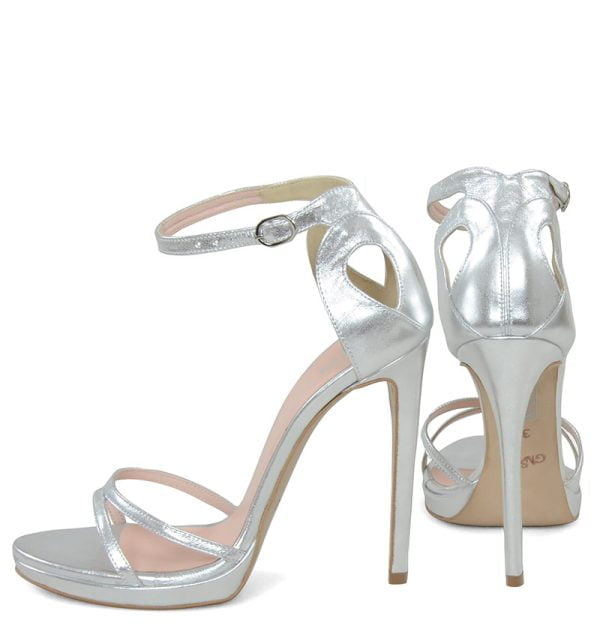 KIM - Srebrne sandałki na szpilce z niedużą platformą - z tyłu