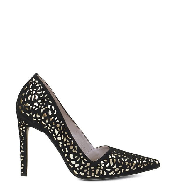 Wyjątkowe czółenka czarne ze złotem na wyjątkowe okazje od GASSU. Wykonane z efektownego połączenia dwóch rodzajów skóry naturalnej. Pierwszą warstwę stanowi złota baza a wierzchnią, czarny ażurowy zamsz. Profilowanie, szpic oraz wysoka, cienka szpilka