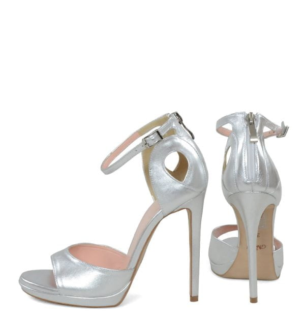 MIA - Srebrne sandałki na szpilce z niedużą platformą - z tyłu