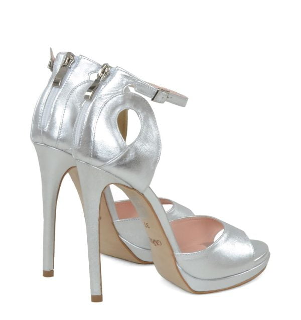 MIA - Srebrne sandałki na szpilce z niedużą platformą - po skosie