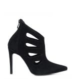 MIYU - botki zamszowe w kolorze czarnym, ekskluzywnej marki GASSU. Na cholewce ciekawe wycięcia po obu stronach. Botki zapinane są na suwak z tyłu.