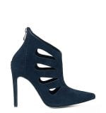 MIYU -Botki zamszowe w kolorze granatowym, ekskluzywnej marki GASSU. Na cholewce ciekawe wycięcia po obu stronach. Botki zapinane są na suwak z tyłu.