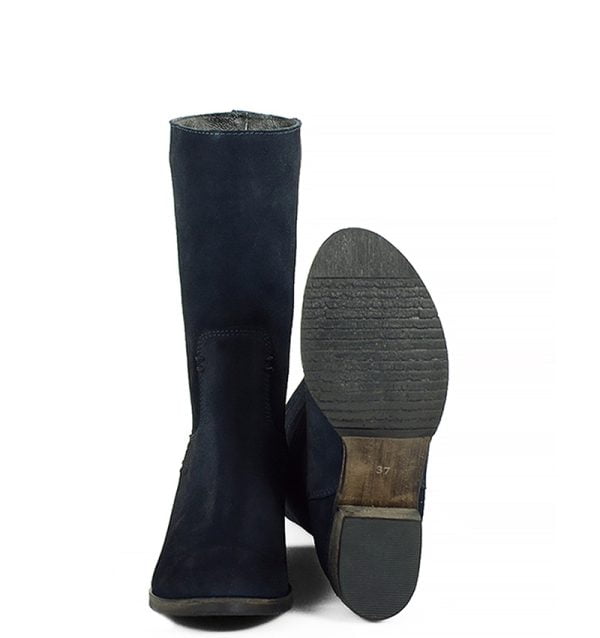ROSALIE -Niezwykle wygodne, ciemnogranatowe botki z naturalnego nubuku. Wsuwane, na niewysokim klocku. Ozdobny, złoty akcent nad obcasem.