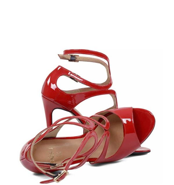 Czerwone sandałki na szpilce - z przodu