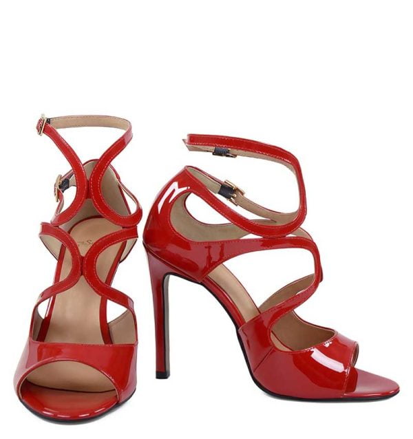 Czerwone sandałki na szpilce - z przodu
