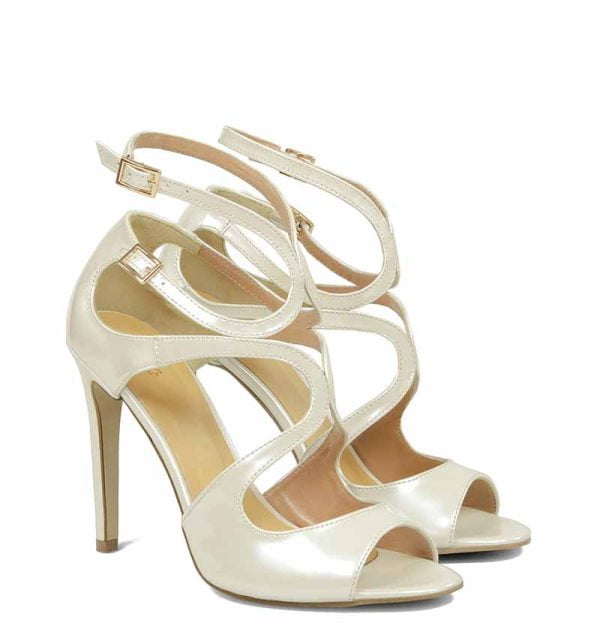 Kremowe sandałki na szpilce ekskluzywnej marki GASSU - po skosie