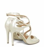 Kremowe sandałki na szpilce ekskluzywnej marki GASSU - po skosie